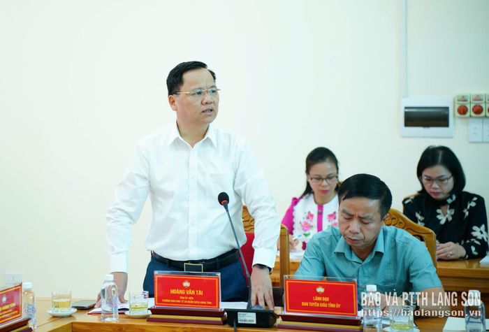 Trưởng Ban Kinh tế - Ngân sách HĐND tỉnh phát biểu ý kiến tại hội nghị