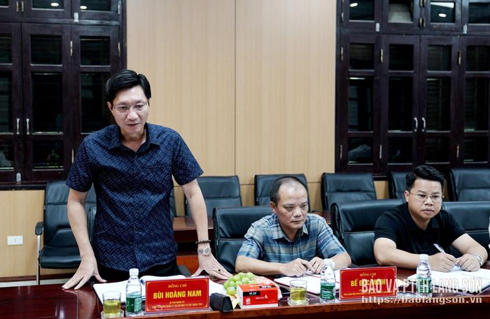Lãnh đạo Đảng ủy Ban Quản lý DAĐTXD tỉnh báo cáo một số nội dung tại hội nghị