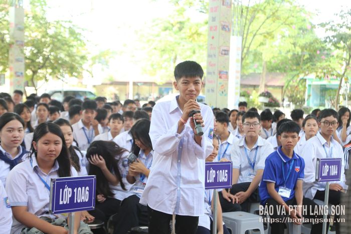Học sinh trả lời câu hỏi giao lưu tại chương trình truyền thông