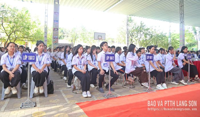 Các em học sinh Trường THPT Cao Lộc tham dự chương trình truyền thông