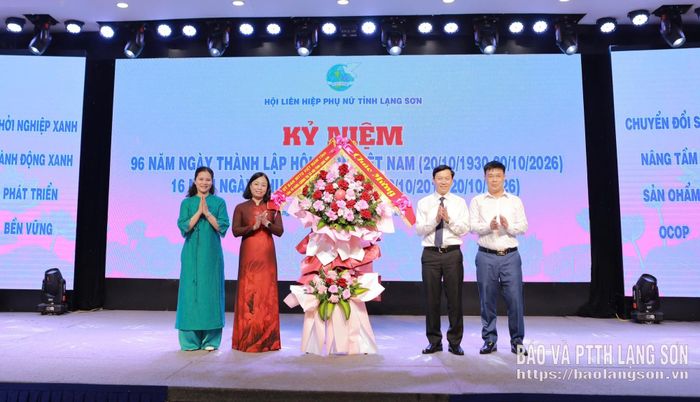 Lãnh đạo Ủy ban MTTQ Việt Nam tỉnh tặng hoa chúc mừng Hội LHPN tỉnh