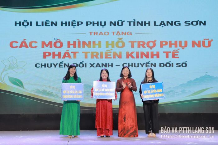 Lãnh đạo Hội LHPN tỉnh trao biểu trưng hỗ trợ bộ nhận diện thương hiệu cho 3 mô hình hợp tác xã do phụ nữ làm chủ trên địa bàn tỉnh