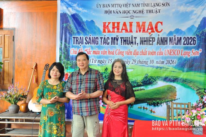 Ban cán sự Trại sáng tác ra mắt tại chương trình khai mạc