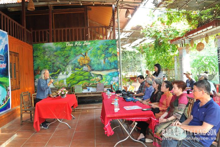 Chuyên gia trong lĩnh vực nhiếp ảnh chia sẻ kinh nghiệm, trao đổi về nghiệp vụ chuyên môn với các hội viên
