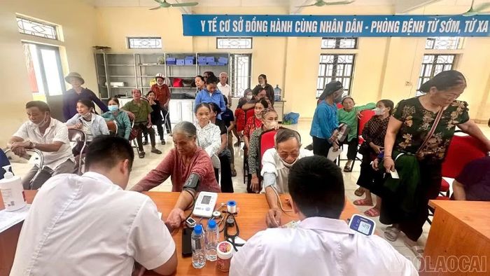 Khám sàng lọc tim bẩm sinh cho người cao tuổi xã Lục Yên. (Ảnh: CTV)