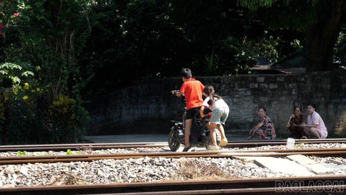 Nhiều trẻ em tại thôn Làng Giàng đi học vẫn phải đi qua đường sắt