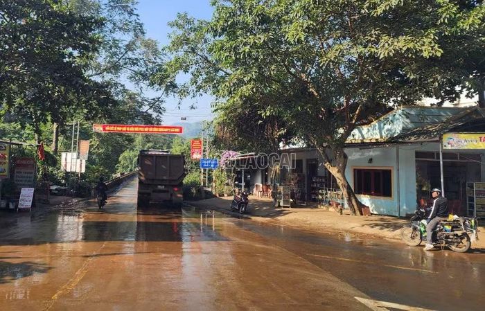Đoạn đường từ ngã ba Khe Lếch đến Khu công nghiệp Tằng Loỏng lầy lội khi mưa, bụi bay mù mịt khi nắng.