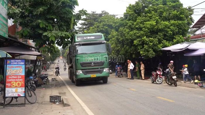 Lãnh đạo Sở Xây dựng, lực lượng công an và chính quyền địa phương kiểm tra thực tế trên Tỉnh lộ 151 qua khu vực đông dân cư.