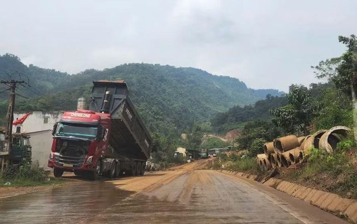 Nguy cơ mất an toàn giao thông trên Tỉnh lộ 151 đặt ra yêu cầu tổ chức phân luồng phù hợp.