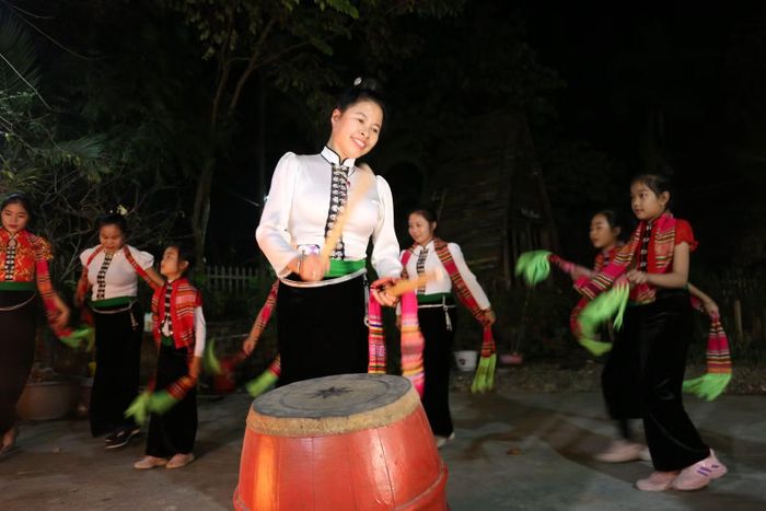 Điệu xòe thân thương giữa bản làng.