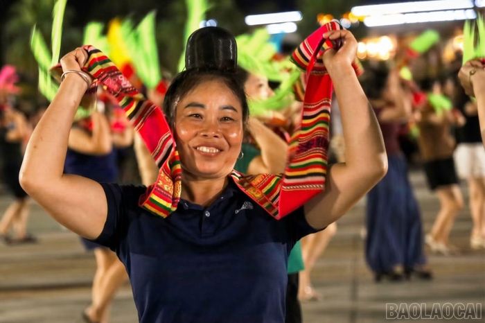 Phụ nữ Thái tập luyện nhiệt tình cho màn đại xòe ﻿tại Lễ hội Văn hóa, Du lịch Mường Lò năm 2026.