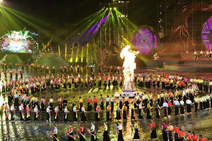 Màn đại xòe tại Lễ đón nhận Bằng của UNESCO ghi danh "Nghệ thuật xòe Thái" vào danh sách di sản văn hóa phi vật thể đại diện của nhân loại.