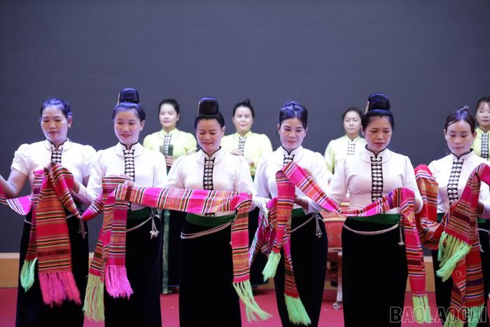 Chị Lò Thị Khẹn (thứ ba từ trái sang) cùng các thành viên tập luyện để mang điệu xòe quê hương đến với khán giả ngoài tỉnh.