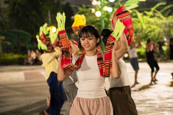 Các bạn trẻ luyện tập cho màn đại xòe tại Lễ hội Văn hóa, Du lịch Mường Lò năm 2026.