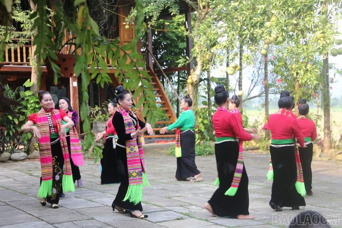 Các nghệ nhân và những người am hiểu văn hóa Thái luôn tích cực tham gia gìn giữ, trao truyền nghệ thuật xòe truyền thống.