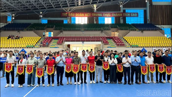 Ban tổ chức tặng Cờ lưu niệm cho các đoàn tham gia hội thi.