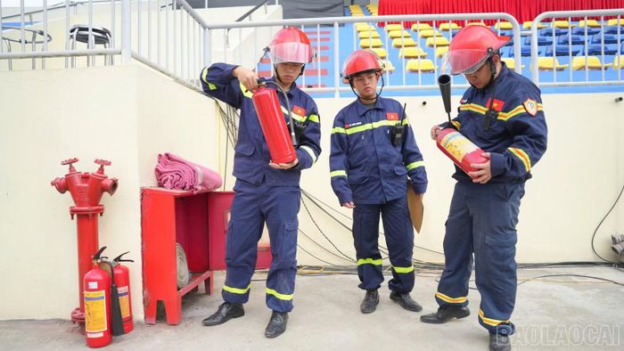 Lực lượng Cảnh sát PCCC và CNCH Công an tỉnh Lào Cai tăng cường công tác kiểm tra, bảo đảm an toàn PCCC tại các điểm diễn ra sự kiện.