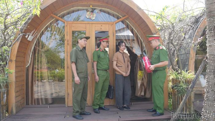 Công an phường Nghĩa Lộ kiểm tra, hướng dẫn việc bảo đảm an toàn phòng cháy, chữa cháy tại các cơ sở lưu trú.