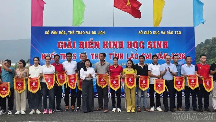 Ban tổ chức tặng Cờ lưu niệm cho các đoàn tham dự giải.