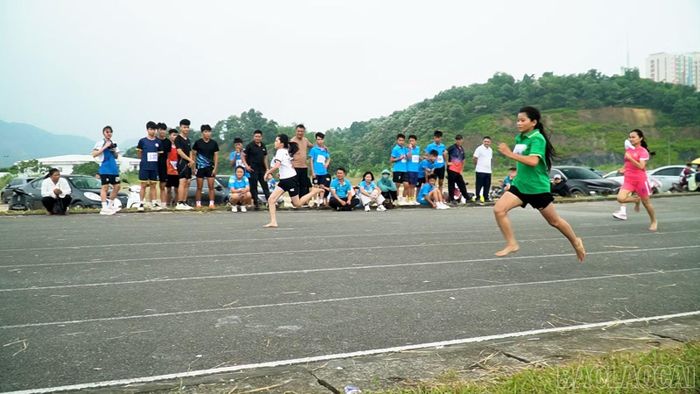 Vận động viên thi đấu vòng loại nội dung chạy 100 m ngay sau lễ khai mạc.