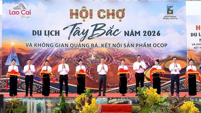  Các đại biểu cắt băng khai mạc Hội chợ Du lịch Tây Bắc và Không gian quảng bá, kết nối sản phẩm OCOP năm 2026. 