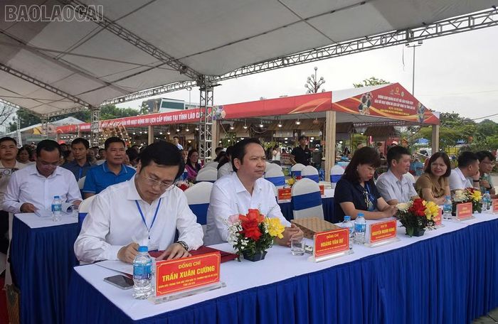 Các đại biểu tham dự Lễ khai mạc.