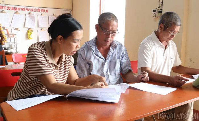 Đại diện các hộ dân nghiên cứu dự thảo phương án.
