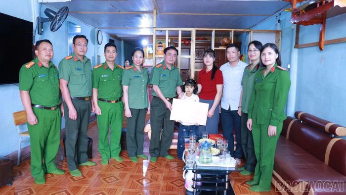 Đoàn công tác trao kinh phí hỗ trợ gia đình đồng chí Hoàng Thị Bích Hảo (cán bộ Trại tạm giam số 1) có con gái mắc bệnh hiểm nghèo.