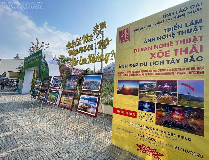 Không gian trưng bày Triển lãm ảnh nghệ thuật "Di sản Nghệ thuật Xòe Thái - Ảnh đẹp Du lịch Tây Bắc" tại Quảng trường Golden Field.