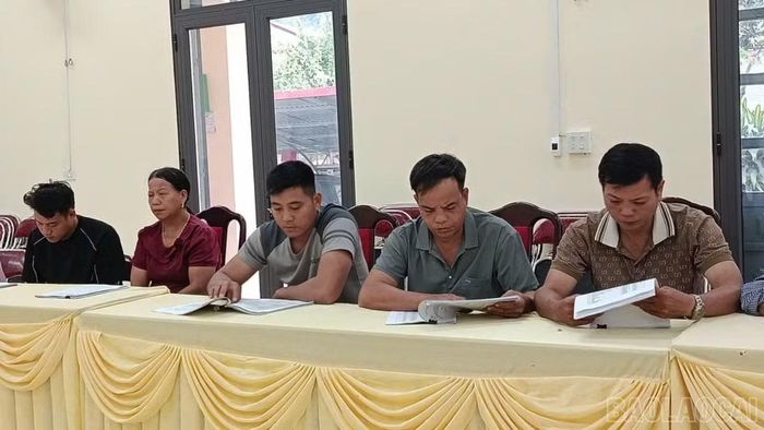 Đại biểu và các hộ dân có diện tích đất bị ảnh hưởng tham gia hội nghị.