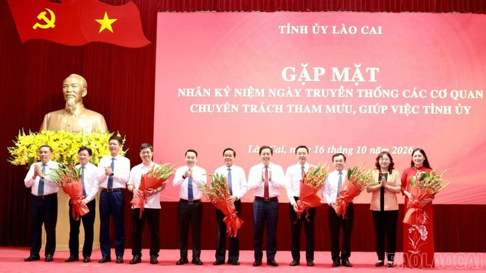 Các đồng chí Thường trực Tỉnh ủy tặng hoa chúc mừng các cơ quan tham mưu, giúp việc Tỉnh ủy.