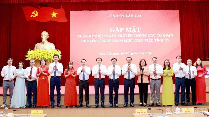 Các đồng chí Thường trực Tỉnh ủy chụp ảnh lưu niệm với cán bộ các cơ quan chuyên trách tham mưu, giúp việc Tỉnh ủy.