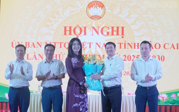 Lãnh đạo Văn phòng Tỉnh ủy tặng hoa chúc mừng đồng chí Nguyễn Thị Ngà.