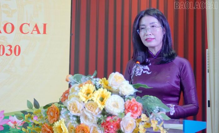 Đồng chí Nguyễn Thị Ngà phát biểu nhận nhiệm vụ.