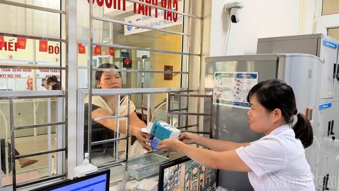 Cấp phát thuốc và hướng dẫn người bệnh sử dụng thuốc an toàn giúp nâng cao hiệu quả điều trị.