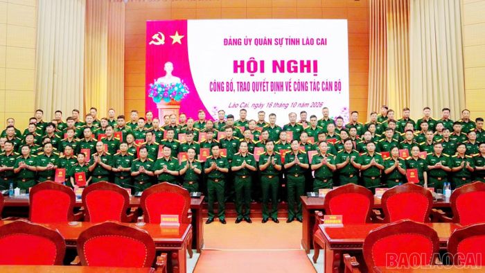 Thủ trưởng Bộ CHQS tỉnh chụp ảnh lưu niệm với các đồng chí được nhận quyết định điều động, bổ nhiệm.
