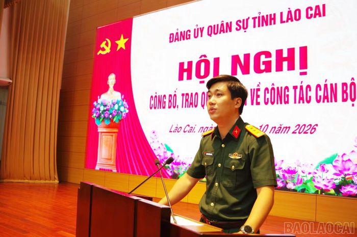 Thượng tá Lương Hoàng Giang - Phó Bí thư Thường trực Đảng ủy Quân sự tỉnh, Chính ủy Bộ CHQS tỉnh phát biểu chỉ đạo tại hội nghị.