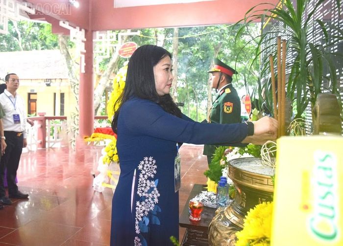 Đoàn đại biểu dâng hoa, dâng hương tưởng niệm các Anh hùng liệt sĩ.