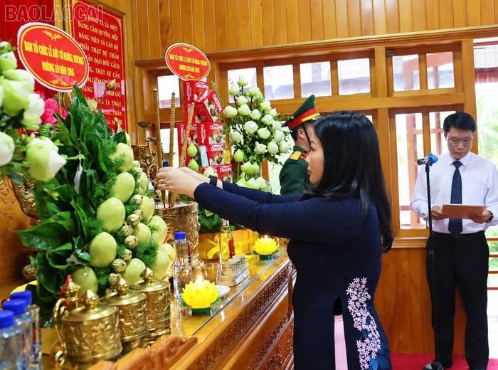Đồng chí Vũ Thị Hiền Hạnh dâng hương tưởng niệm Chủ tịch Hồ Chí Minh.