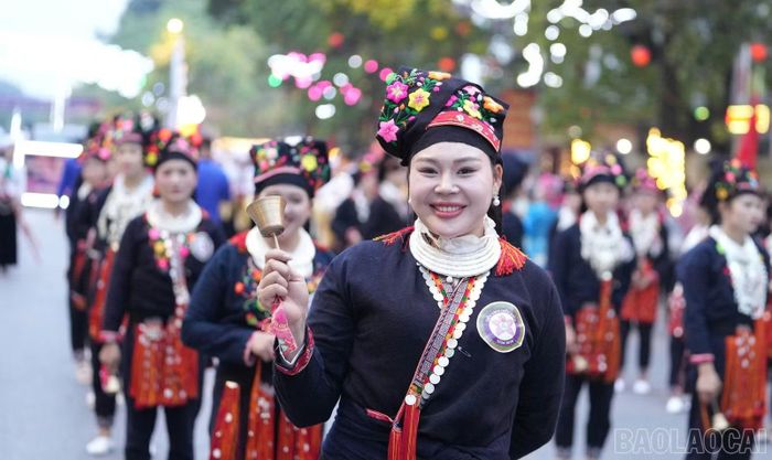 Trang phục thêu hoa, đồ trang sức và chiếc chuông cầm tay góp phần tạo nét riêng cho phần biểu diễn.