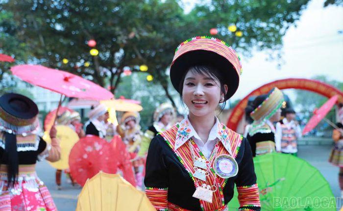 Rạng rỡ trong trang phục truyền thống, góp sắc màu cho đoàn diễu diễn.
