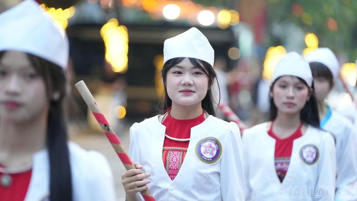 Nụ cười ngày hội trên đường phố Mường Lò.