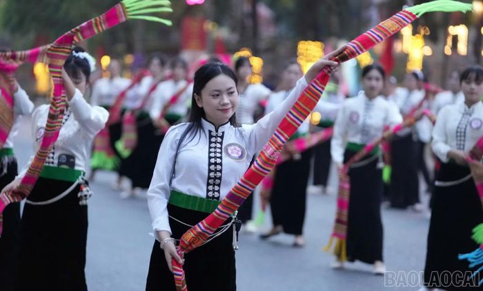 Điệu múa thướt tha của các thiếu nữ dân tộc Thái cùng những dải khăn nhiều sắc màu tạo nét duyên dáng cho đoàn diễu diễn.