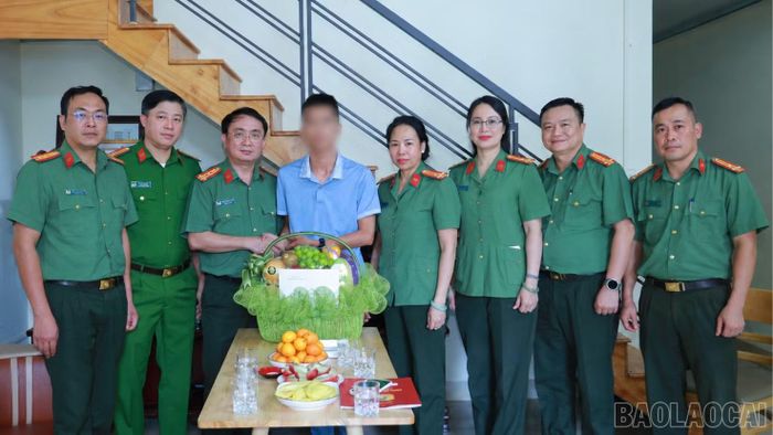 Đại tá Nguyễn Mạnh Hùng - Phó Giám đốc Công an tỉnh Lào Cai cùng đoàn công tác đã đến thăm hỏi, tặng quà đồng chí Nguyễn Hà Chiến.