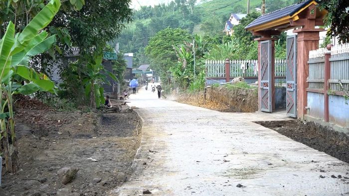 Tuyến đường bê tông cũ thuộc thôn Nà Trạm được giải phóng mặt bằng, sẵn sàng thi công mở rộng.