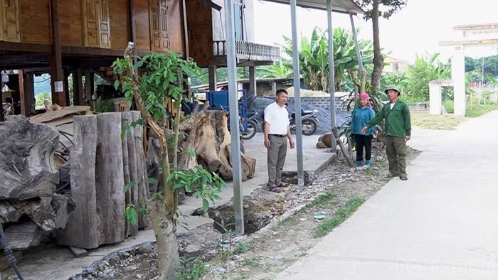 Gia đình ông Hoàng Hữu Duyên (ngoài cùng bên phải) chủ động dỡ bỏ phần tường rào của gia đình để bàn giao mặt bằng thi công.