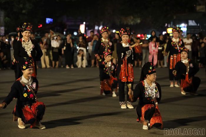 Khối diễu diễn dân tộc Dao.