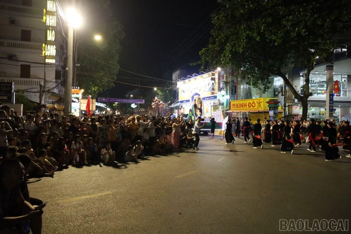 Đông đảo người dân và du khách xem diễu diễn.