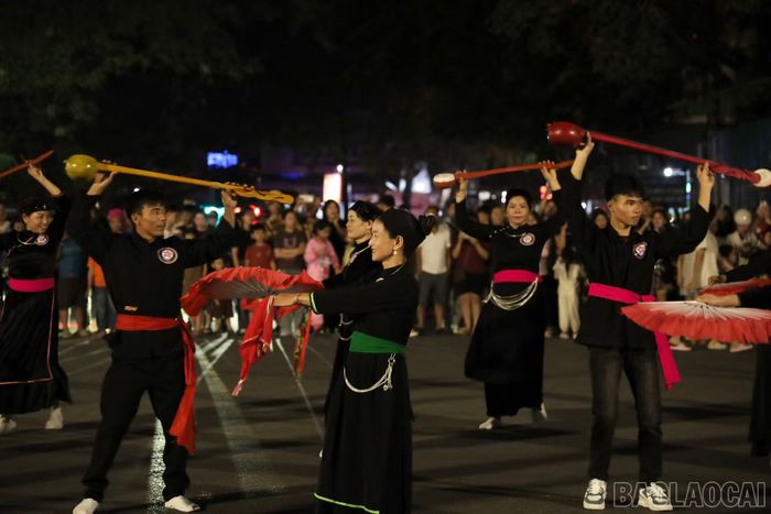 Khối diễu diễn dân tộc Tày.