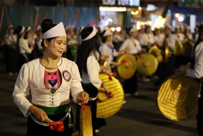 Khối diễu diễn dân tộc Mường.